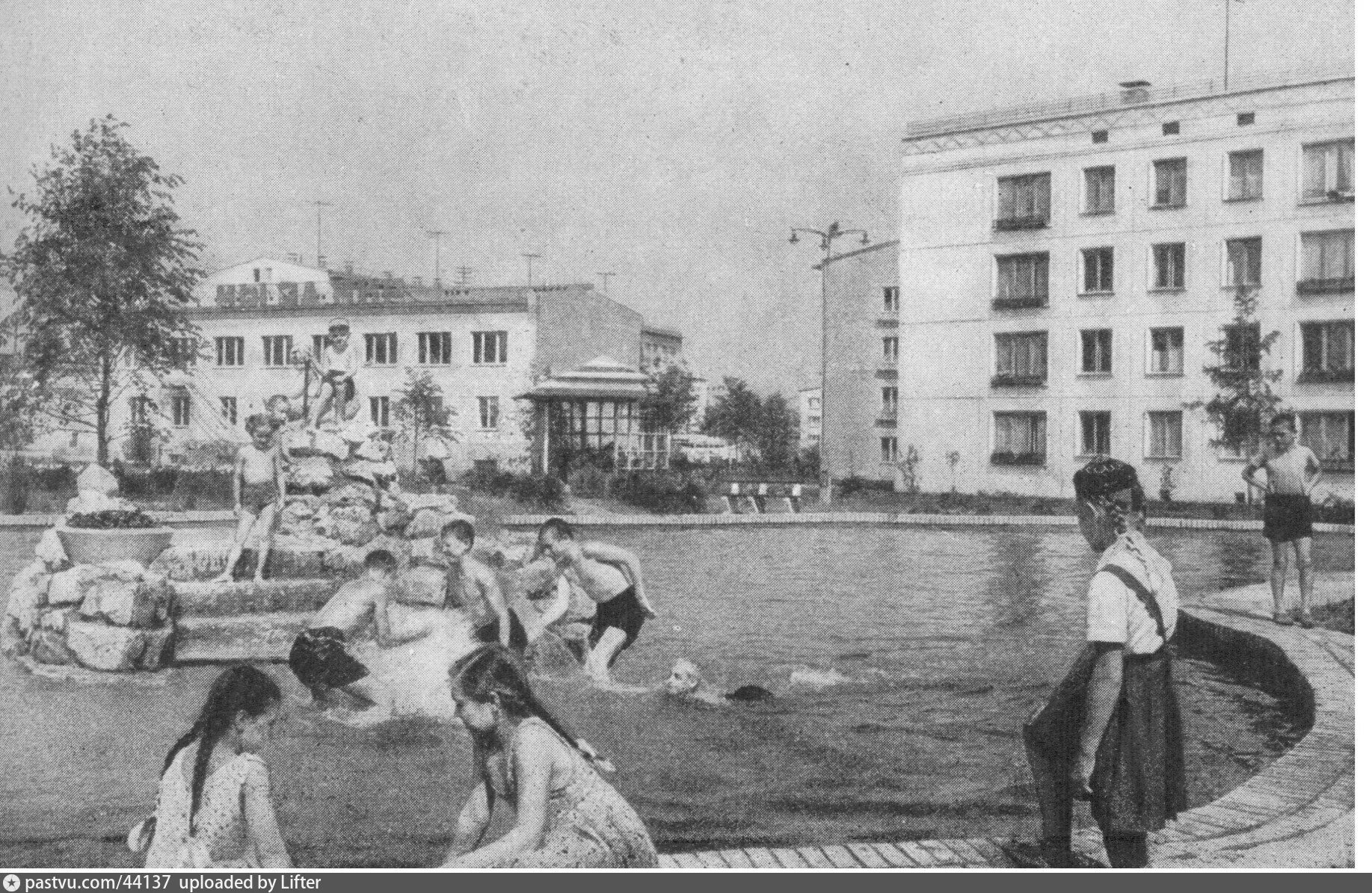 Бассейн черемушки. Плескательный бассейн Черемушки Москва. Черемушки Москва хрущевки. Первая хрущевка в Москве Гримау 16. Московские Черемушки в СССР.