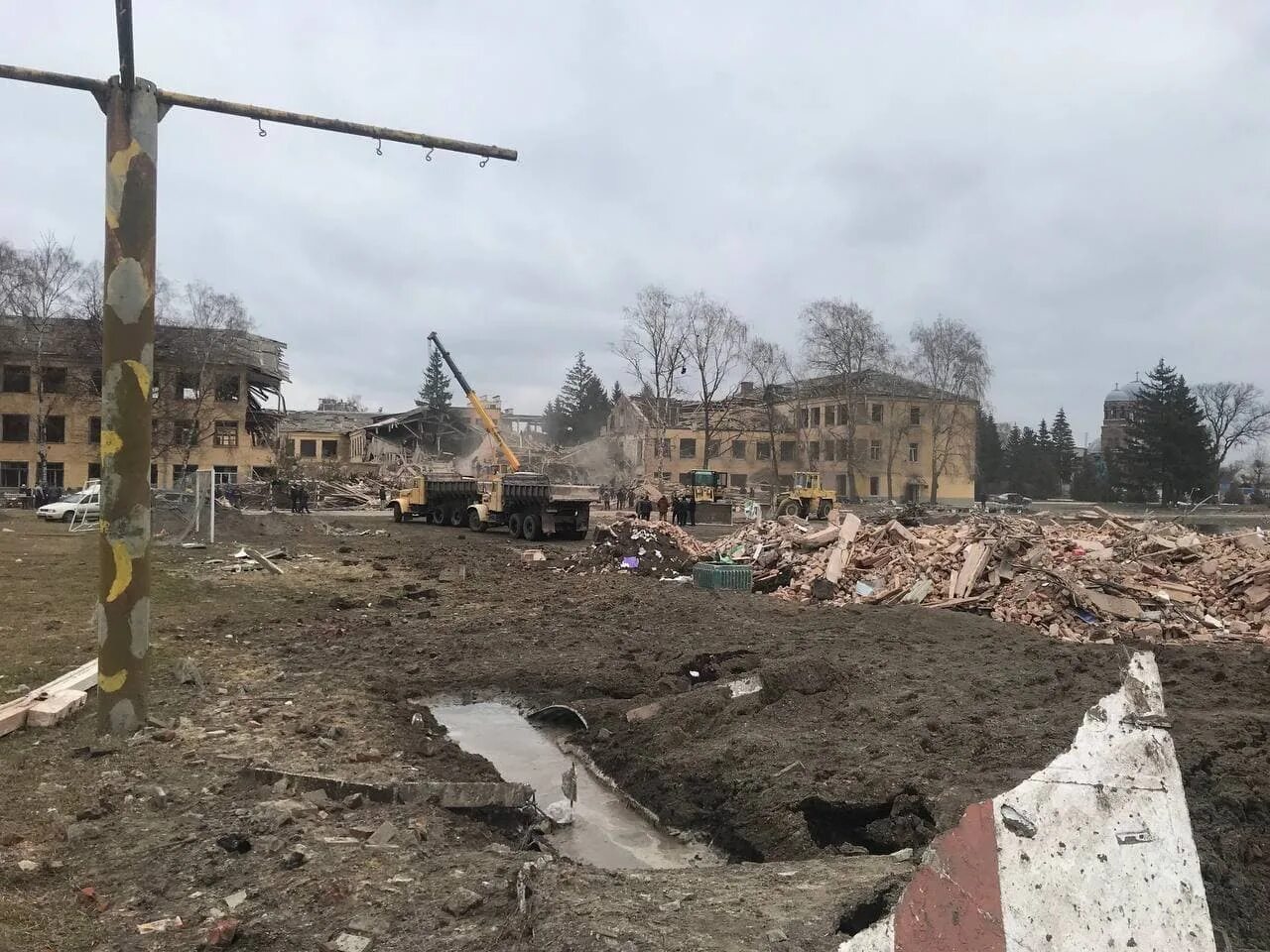 Разрушенное здание. Донбасс разрушения. Разрушенная Военная часть. Разрушенный город. Шесть разрушить