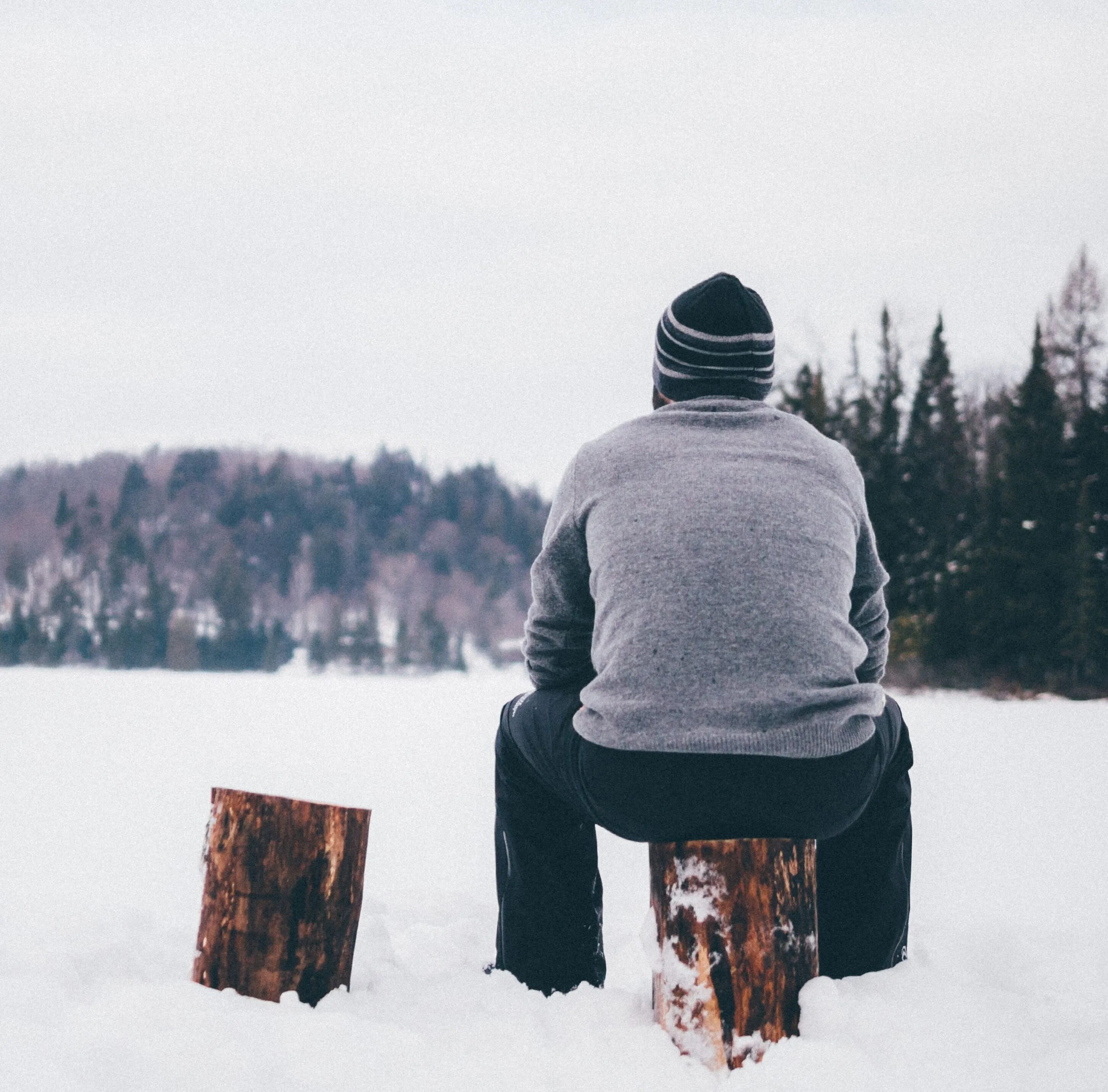 Зимняя депрессия. Сезонная хандра. Депрессия зимой. Зимняя депрессия. Грустная девушка зимой.