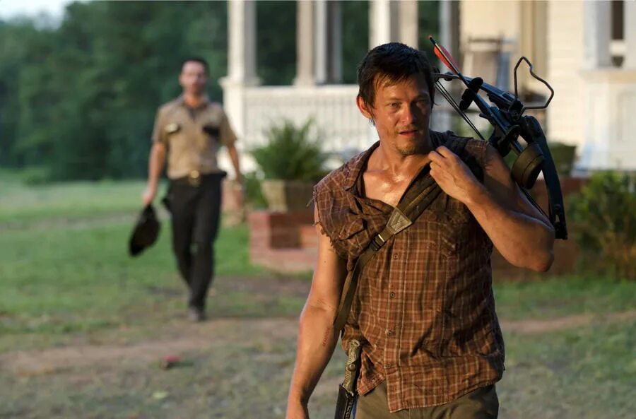 Дэрил Диксон. Моралес Ходячие мертвецы. The Walking Dead Daryl Dixon. Большой Ричи Ходячие мертвецы.