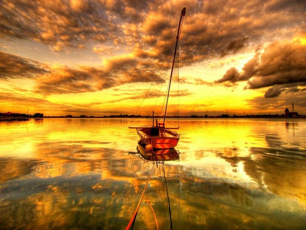 Золотое море. Желтый закат лодка. Пейзаж с лодкой закат.