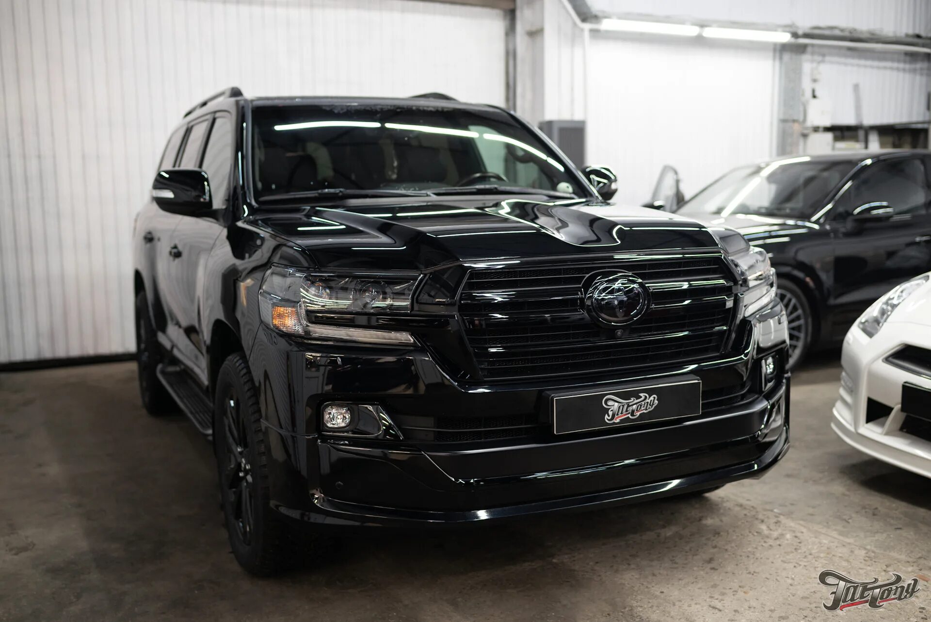 Lc200 toyota антихром. Серебристый land cruiser 200 антихром. Toyota land cruiser 300 антихром. Ленд крузер антихром. Land cruiser 200 черный антихром.