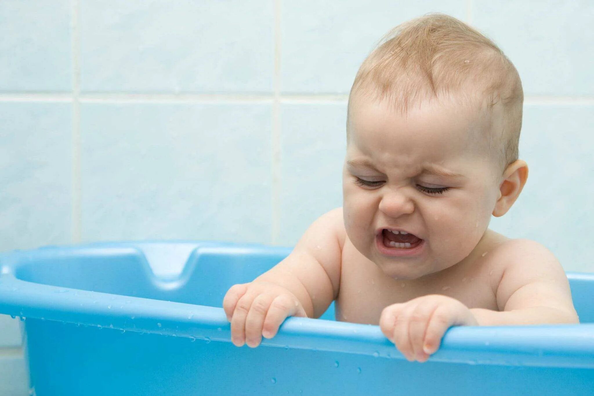 Child bath. Малыш купается. Купание малыша. Детишки купаются. Малыш в воде.