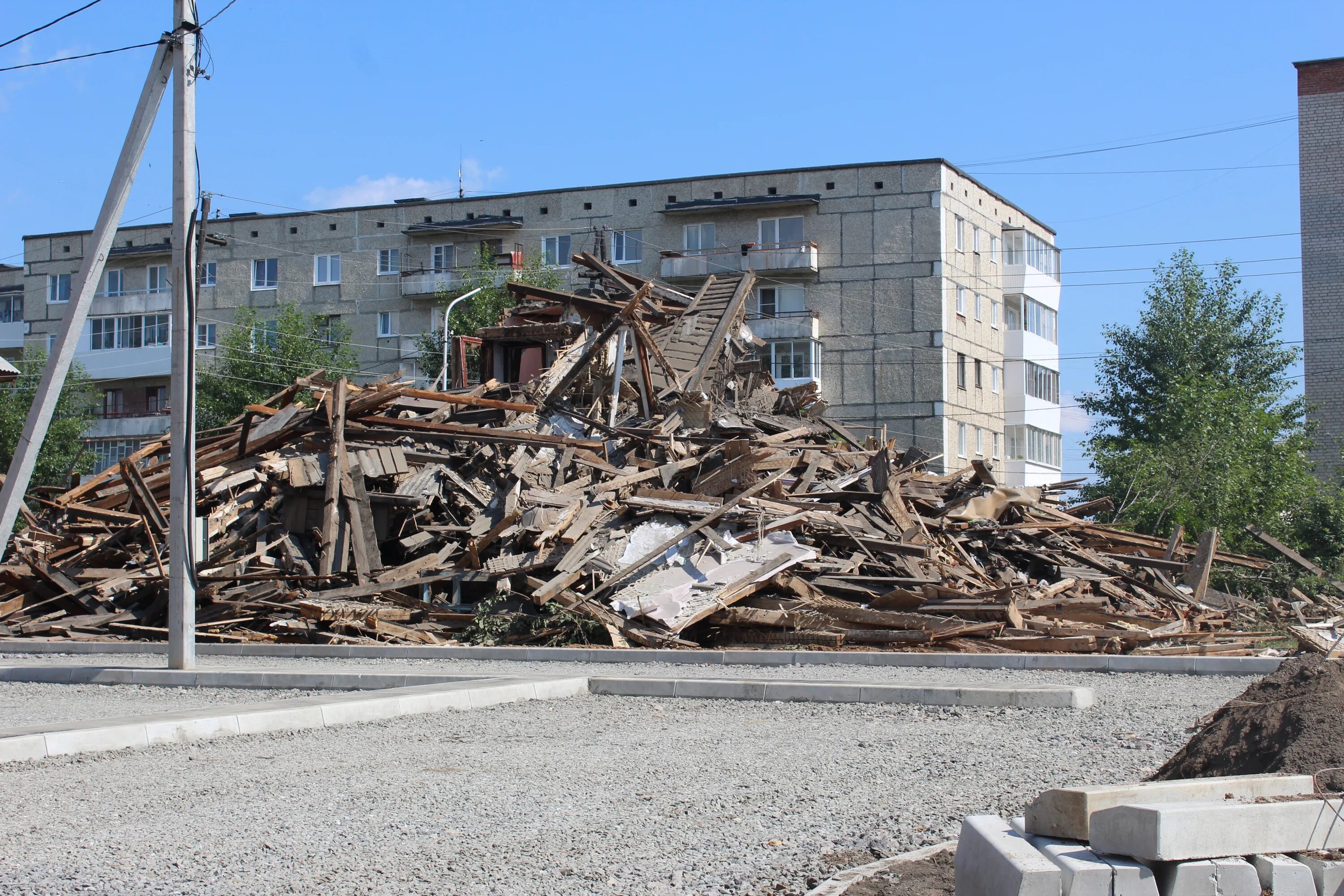 Старый карпинск. Карпинск городская площадь. Ледовый городок карпинск 2022. Храм карпинск. Карпинск город.