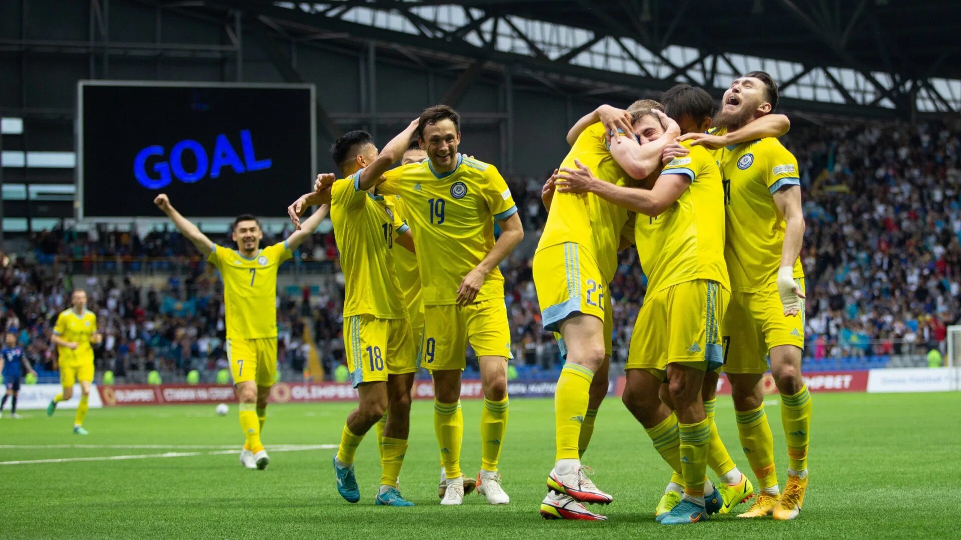 казахстанский футболист. сборная казахстана по футболу. сборная казахстана по футболу. игроки сборной казахстана по футболу. европейский футбол.