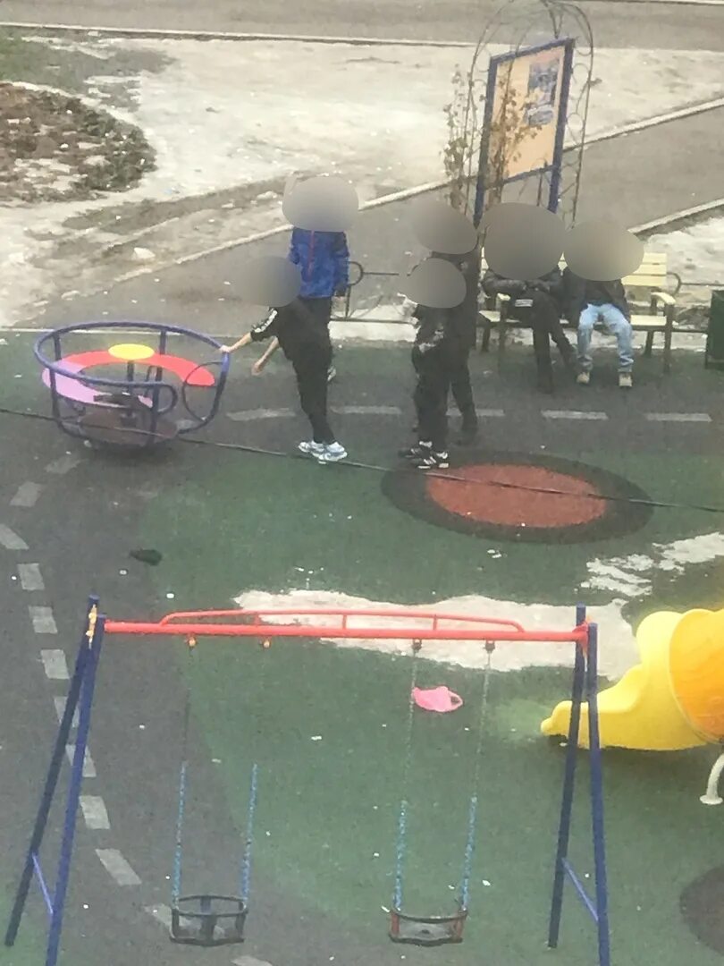 Арматура проткнула руку. Скейт площадка кемерово. Дети на детской площадке. В братске мужчина скрутил школьника на детской площадке. Инцидент на площадке.