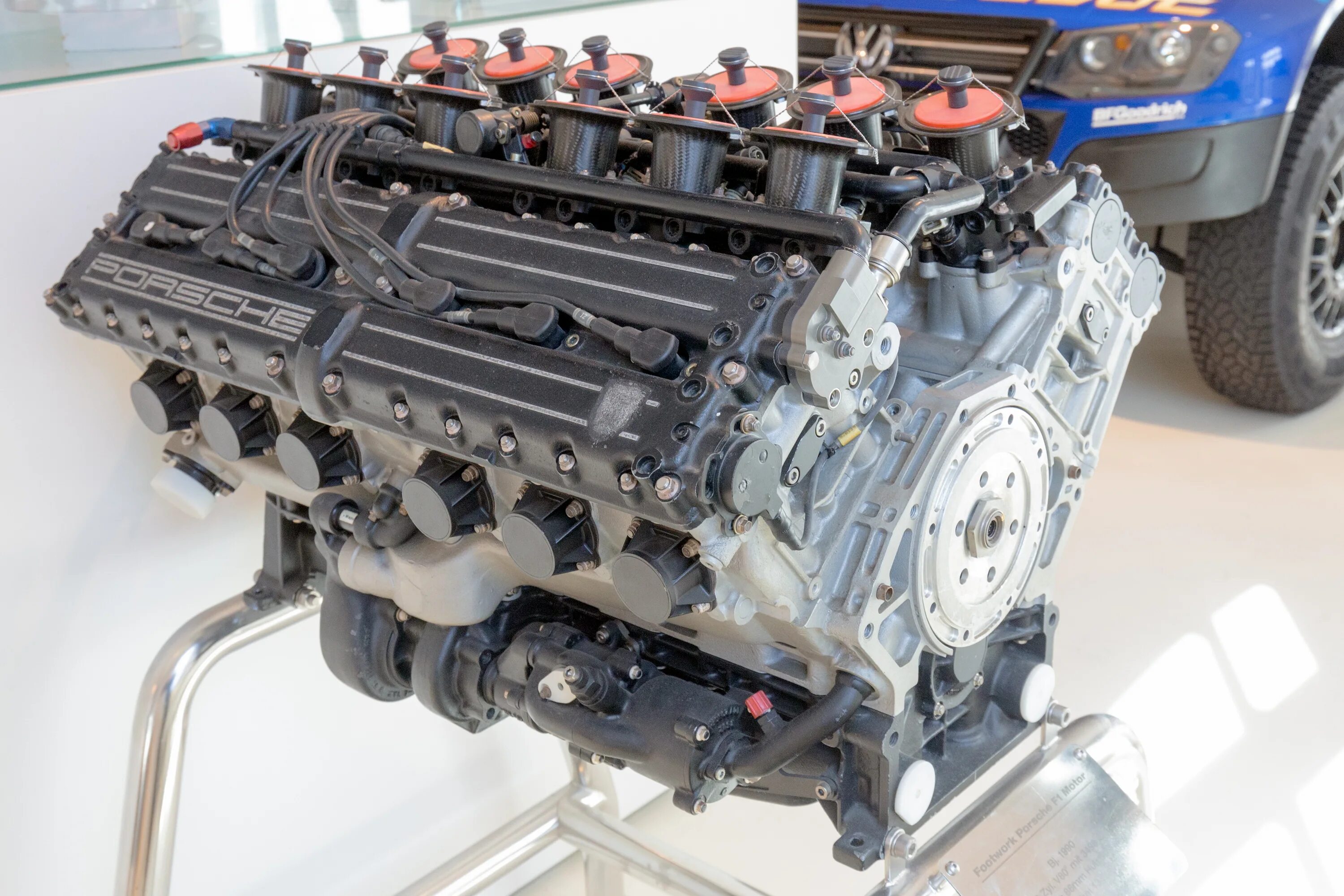 12 двиг. V12 двигатель. 6 Цилиндровый v12. Porsche с мотором v12. BMW v12 engine.