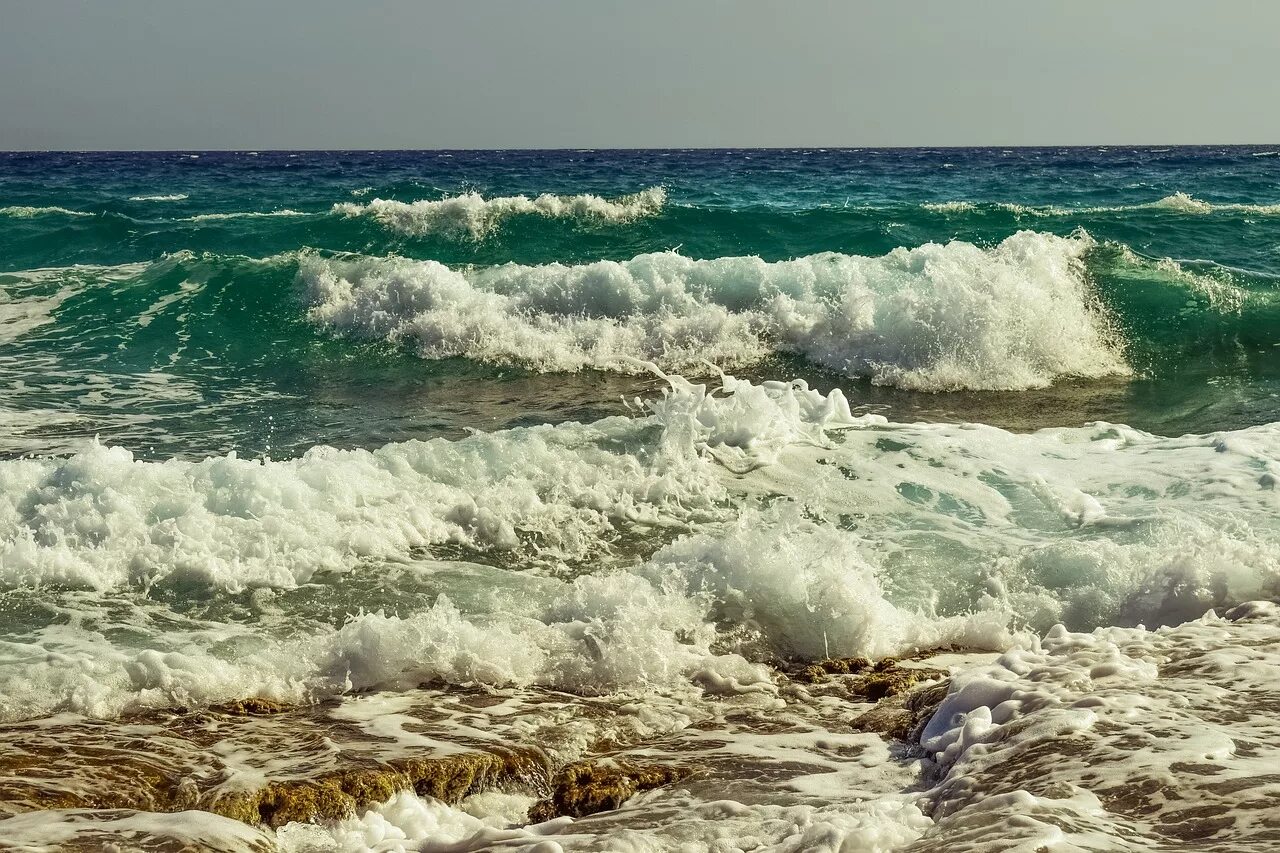 Природа слушать море. Море волны фото. Брызги морской пены. Морские пейзажи светлые красивые фото.