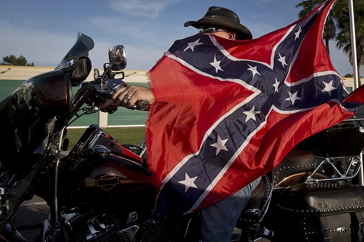 Байкер значение. Флаг Конфедерации. Мото Confederate Харлей Дэвидсон. Флаг Конфедерации США реднеки. Флаг Конфедерации байкеров.