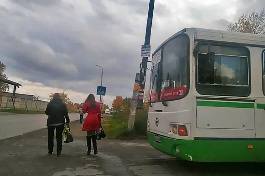 Автобус ребенка выгнали. Школьника высадили из автобуса. 6 Автобус Новосибирск. Новосибирск автобус 6 кондуктора. Автобус 6 Новосибирск автобусы.