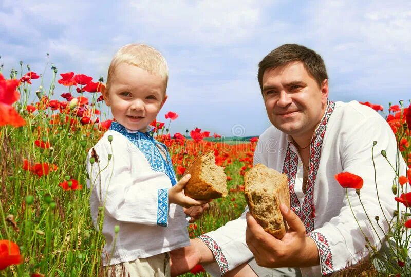 Сын украинца. Украинская семья. Батька в вышиванке. Славянский отец и сын. Украинская семья в поле.