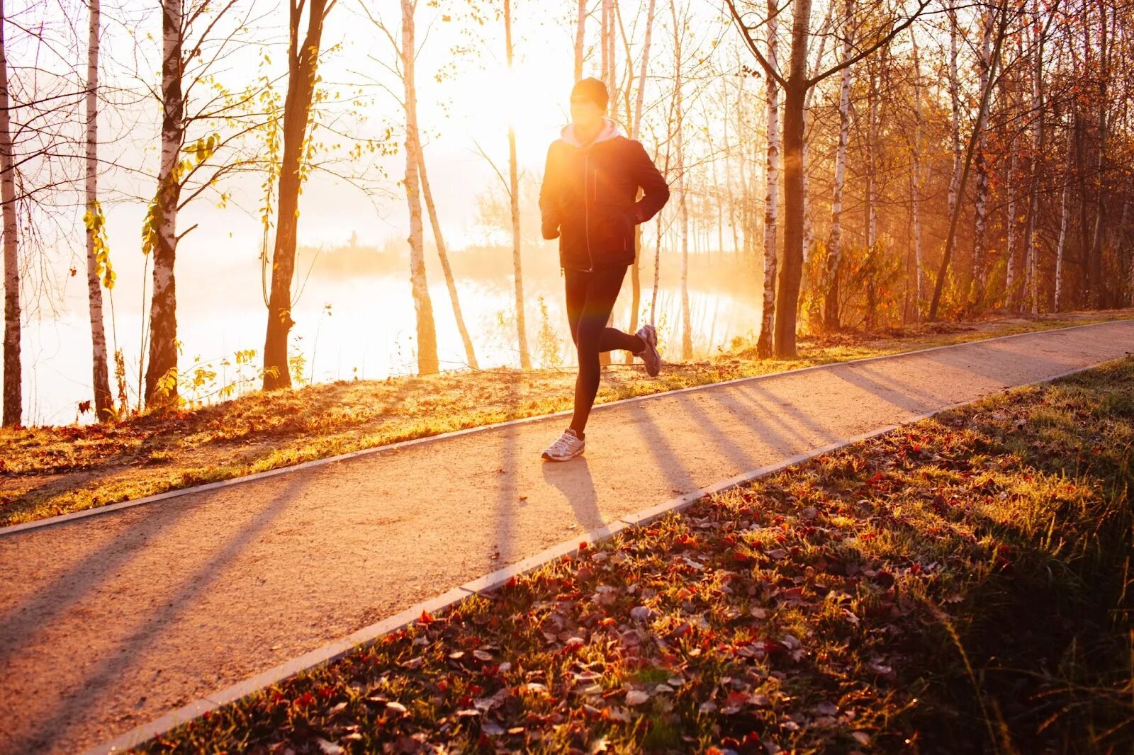 Run myself. Осенняя пробежка. Вечерняя пробежка. Бег осень. Человек бежит осенью.