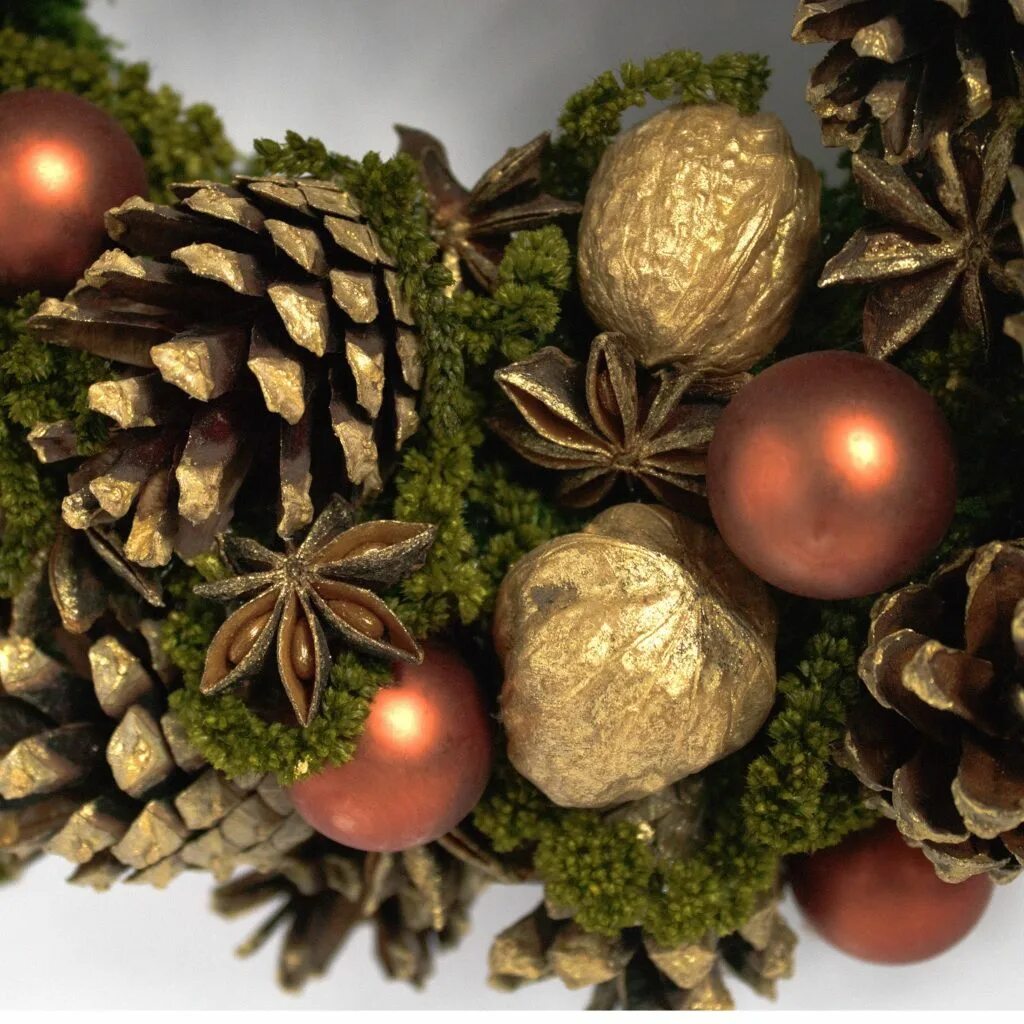 Поделки с скорлупками грецкого ореха. Новогодние украшения из скорлупы грецкого ореха. Декор орехами. Украшения из скорлупы ореха макадамия. Новогодний венок из скорлупы грецкого ореха.