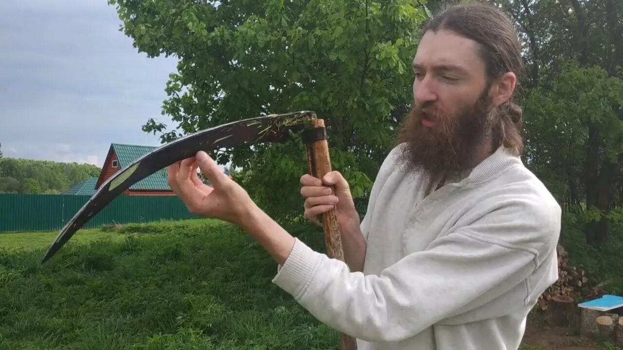 Косит траву ручной косой. Кошение сачком. Коса falci-106, 90см. Косить траву косой. Косьба корень.