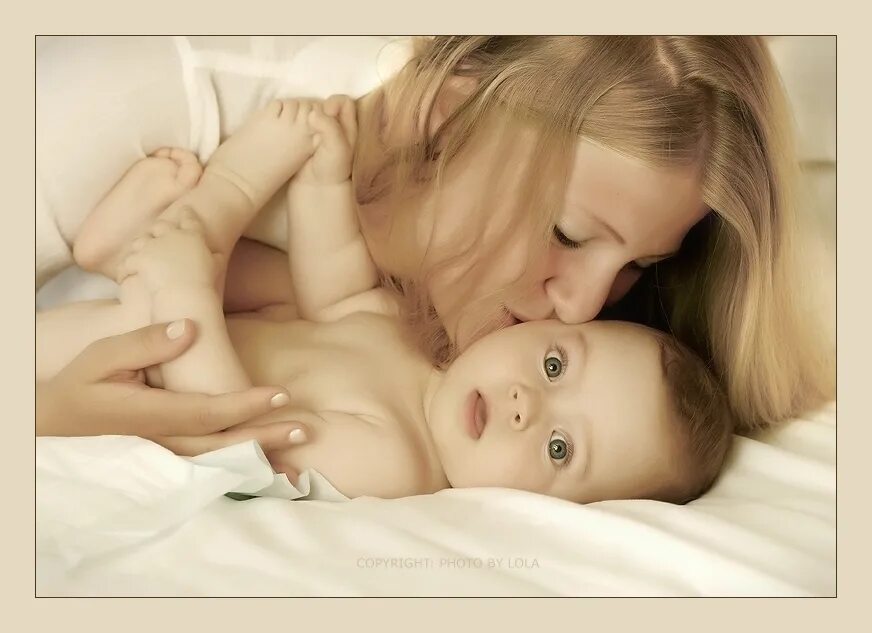 Материнская любовь. Нежность матери. Ласки матери младенца. Мама это нежность. Мама ласкает рассказ