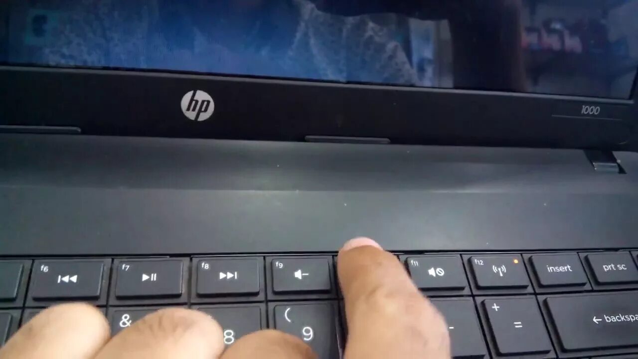 Биос кнопка на клавиатуре. Кнопка ресет на ноутбуке. биос ноутбука hp laptop 14s-fq0070ur. кнопка reset на ноутбуке. reset на ноутбуке hp.