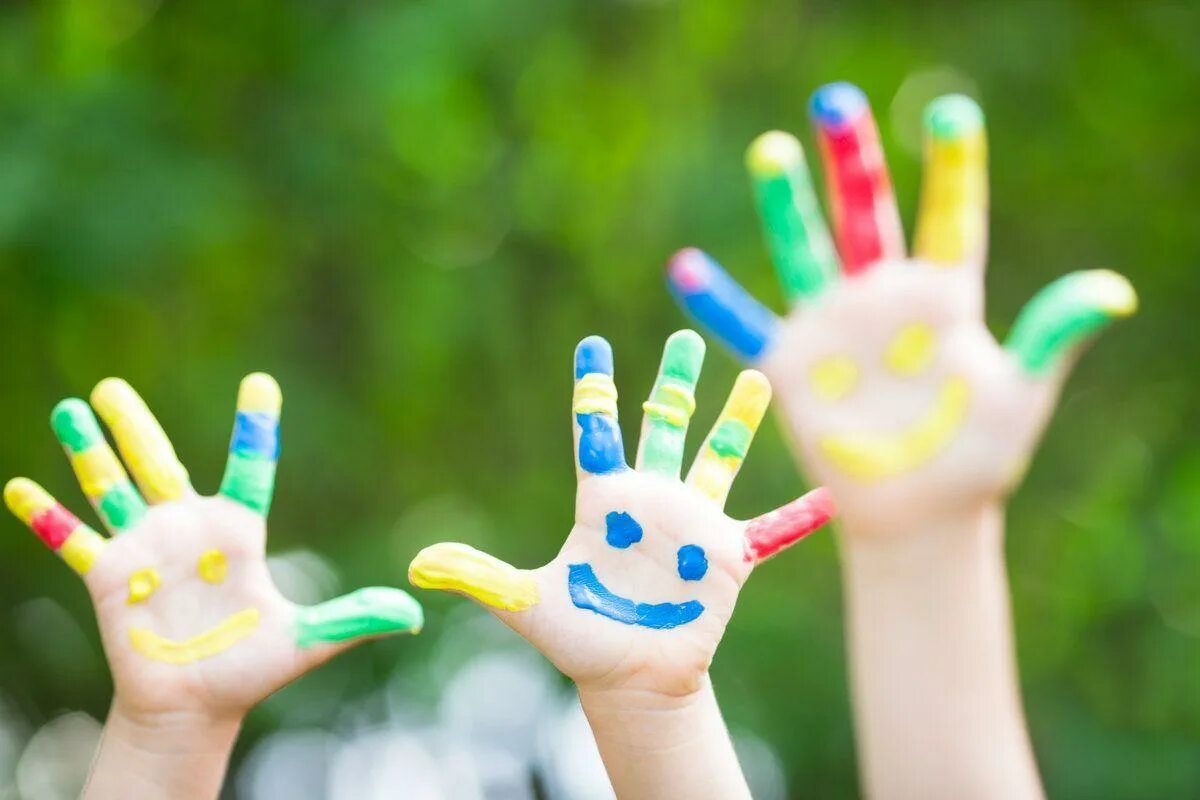 День защиты детей руки. Детские руки. Разноцветные ладошки. Детские ладошки. Детские руки в краске.