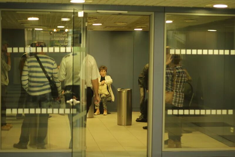 зона для курения аэропорт домодедово. место для курения в аэропорту пулково. курилка в домодедово после регистрации. комната для курения в домодедово 2022. домодедово есть ли курилка в зоне вылета.