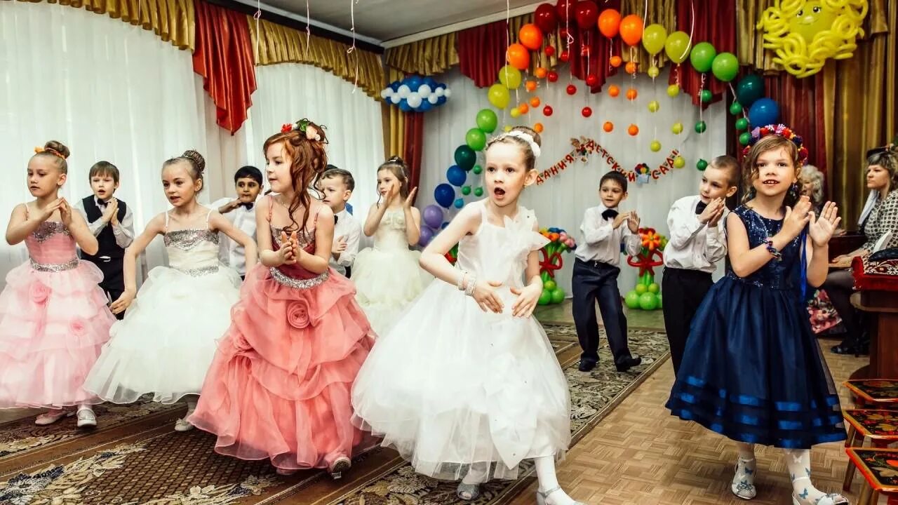 Выпускной в детском саду района. Выпускной в саду. Выпускной в дет саду. Тематика выпускного в детском саду. Фотосессия на выпускной в детском саду.