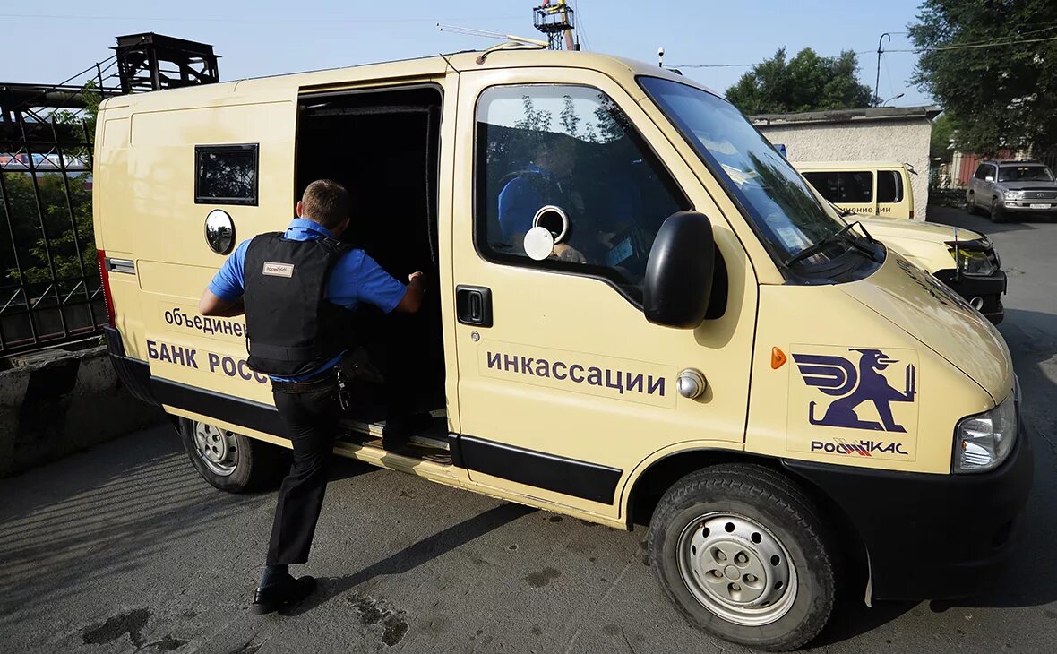Инкассаторская машина инкахран. Форма инкассатора. Инкассаторский камаз росинкас. Охрана инкассаторов. Форма инкассатора росинкас.