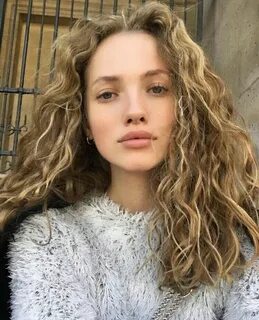 Кудрявая русая