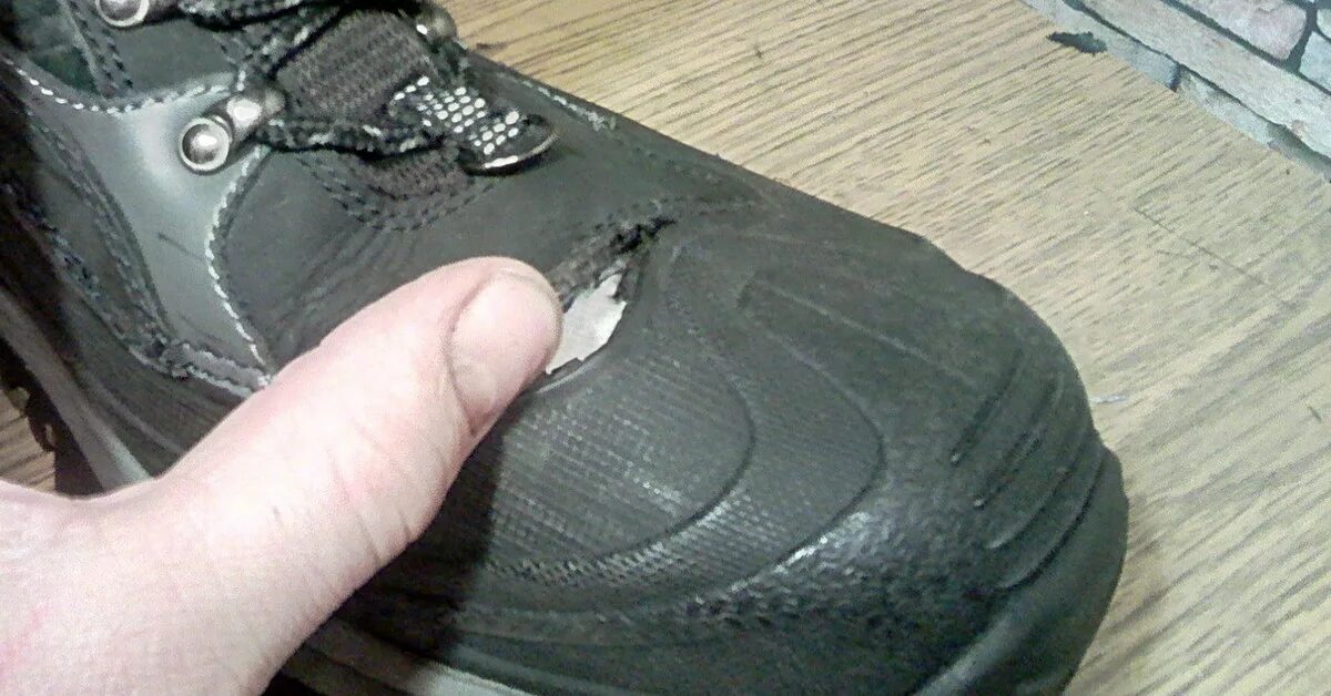 На сапогах проседает пятка. Расплавленная обувь. Лопнула подошва на ботинках. Лопнутая подошва резиновые. Лопнула подошва на ботинках.