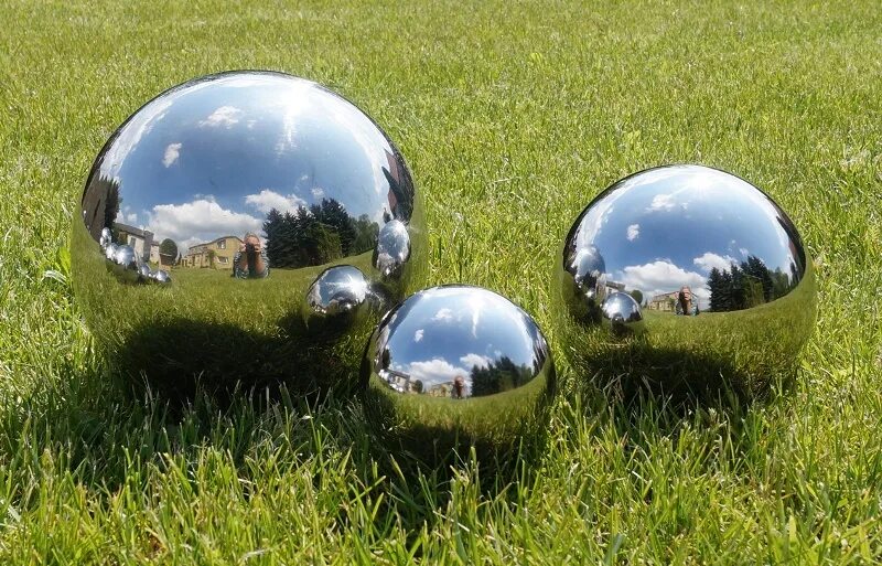 Купить шар для сада. Зеркальные шары для сада. Зеркальные шары в ландшафте. Металлические шары для сада. Зеркальный шар декор для сада.