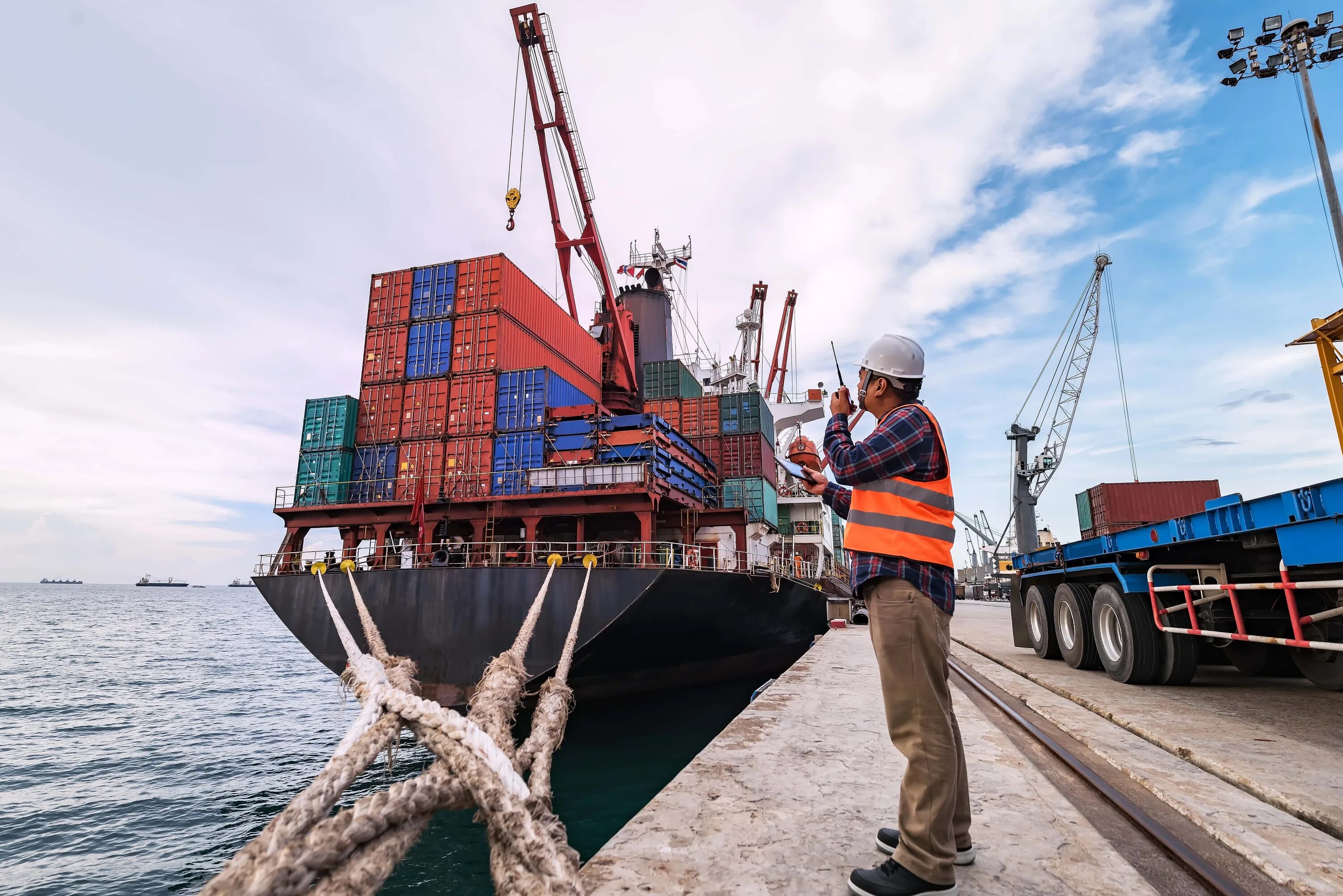 Docker worker. Причал. resilient судно. наряд на погрузо-разгрузочные работы. dock worker.