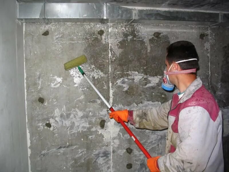 Гидроизоляцию нужно грунтовать. Грунтование поверхности. Штукатурная гидроизоляция стен. Нанесение жидкого стекла на бетон. Грунтование бетонных поверхностей праймером.