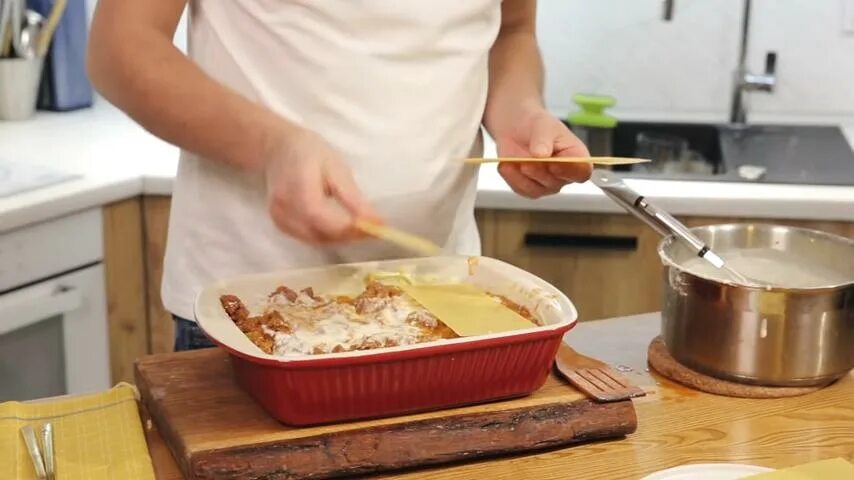 Соус бешамель рецепт классический для лазаньи. Процесс приготовления лазаньи. Сборка лазаньи. Рецептик лазаньи готовит итальянец повар. Слои лазаньи итальянской.