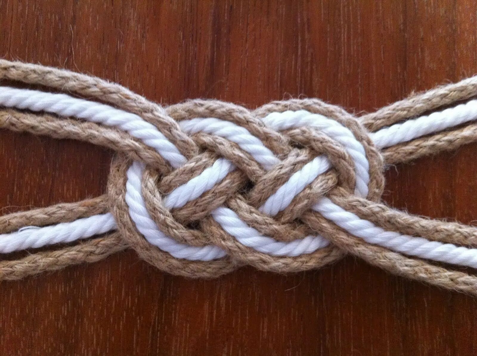 Пояса плетеные. Плетеный ремень из веревок. Плетение из веревки. Красивое плетение веревки.