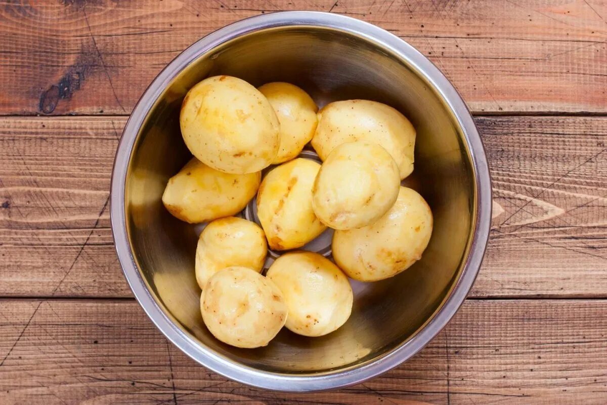 Картошка в кожуре в кастрюле. Картофель молодой. Вареная картошка. Кожура картофеля. Молодой картофель в кожуре.