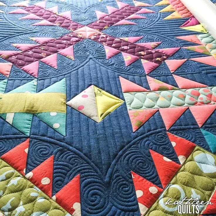 Кайман пэчворк. Пэчворк стежка. Пэчворк стежка. Квилтинг одеяло. Пэчворк модерн квилт.