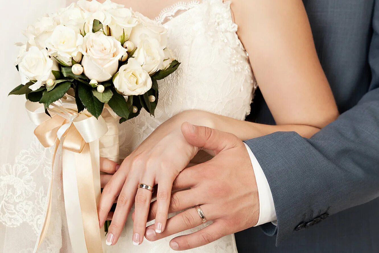 Счастливое замужество. Брак сочетание. Брак сочетание. Свадебные кольца на руках. Вступление в брак.