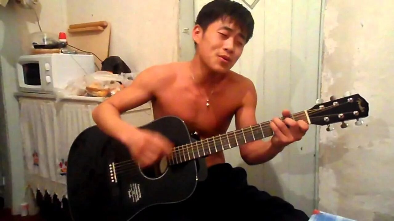 Кореец на гитаре. Тэхён с гитарой. Jinwoon. Маленькие гитаристы из кореи. О вон бин ft island.