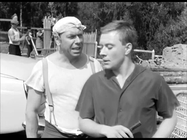 Голодранец берегись автомобиля. Берегись автомобиля фильм 1966 папанов. Анатолий папанов ты голодранец. Папанов голодранец. Миронов голодранец.