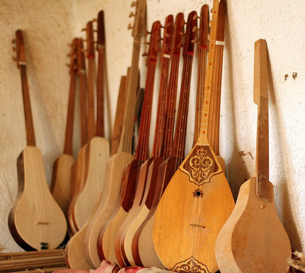 Комуз фото. Комуз киргизский музыкальный инструмент. Комуз киргизский народный инструмент. Кыргызский национальный инструмент комуз. Комуз фото.