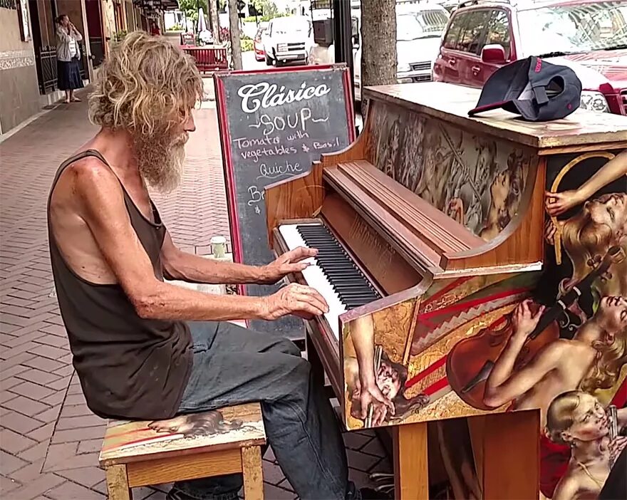 Бомж гитарист. Уличные музыканты пианино.