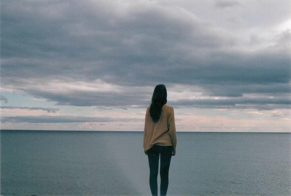 Стоит возвращать девушка. Однажды ты окажешься у моря. девушка осталась одна. однажды ты окажешься у моря и оно унесет. абасова наталья игоревна.
