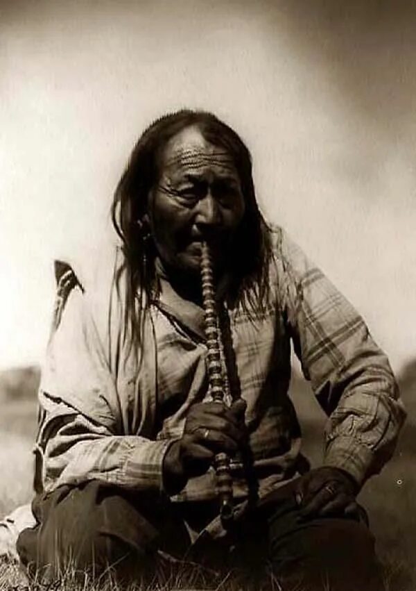 Быт индейцев. Индейская трубка. Indian chief photo. Дэвид манн индейцы. Индейский вождь с трубкой.