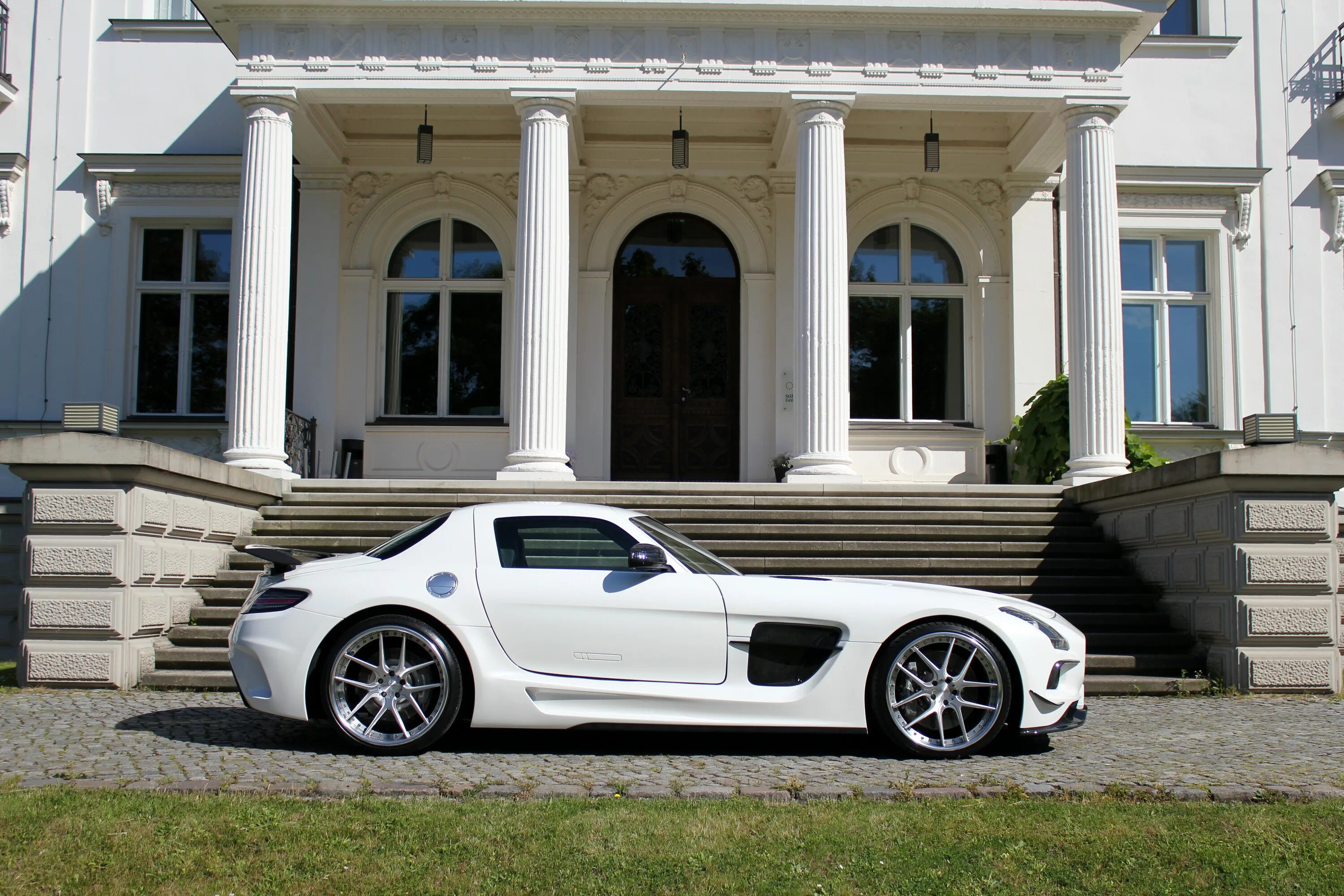 Белый цвет машины фото. Мерседес СЛС 63 белый. Mercedes Benz SLS AMG White. Мерседес AMG белый. Mercedes SLS AMG Tuning.