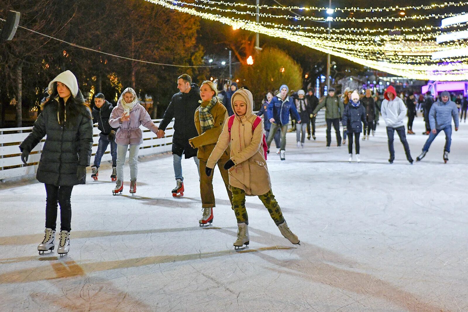 Каток в городском парке. Парк Сокольники каток лед. Измайловский парк каток. City каток в парке красная Пресня. Каток «серебряный лёд» в Измайловском парке.