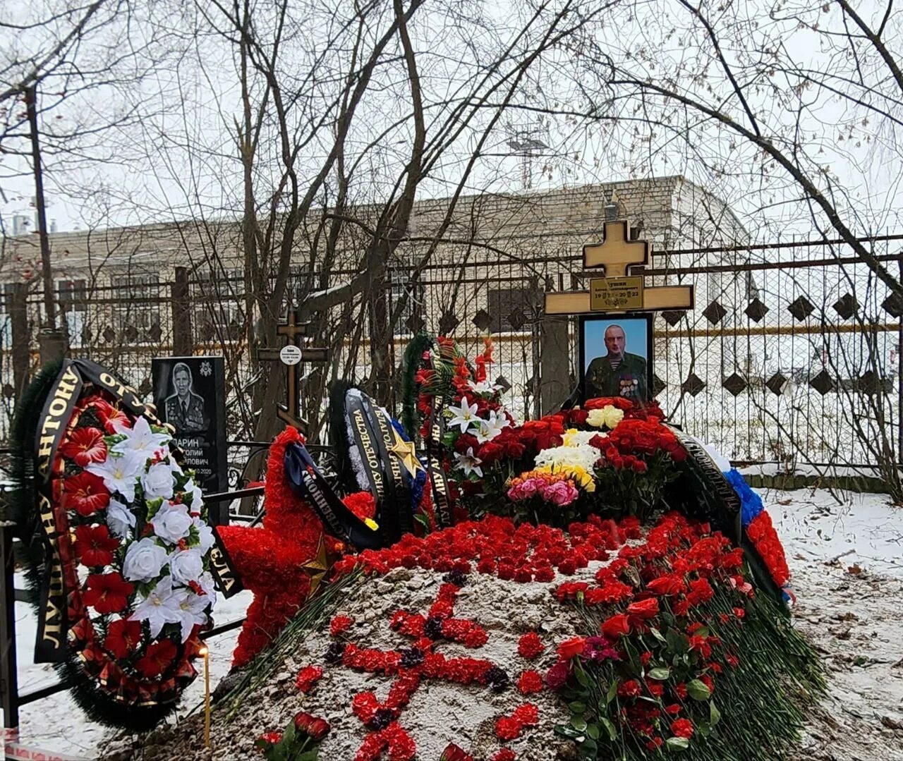 Похоронен в новгороде. Могилы погибших на Украине. Могила Антона. Могилы погибших в сво на Украине.