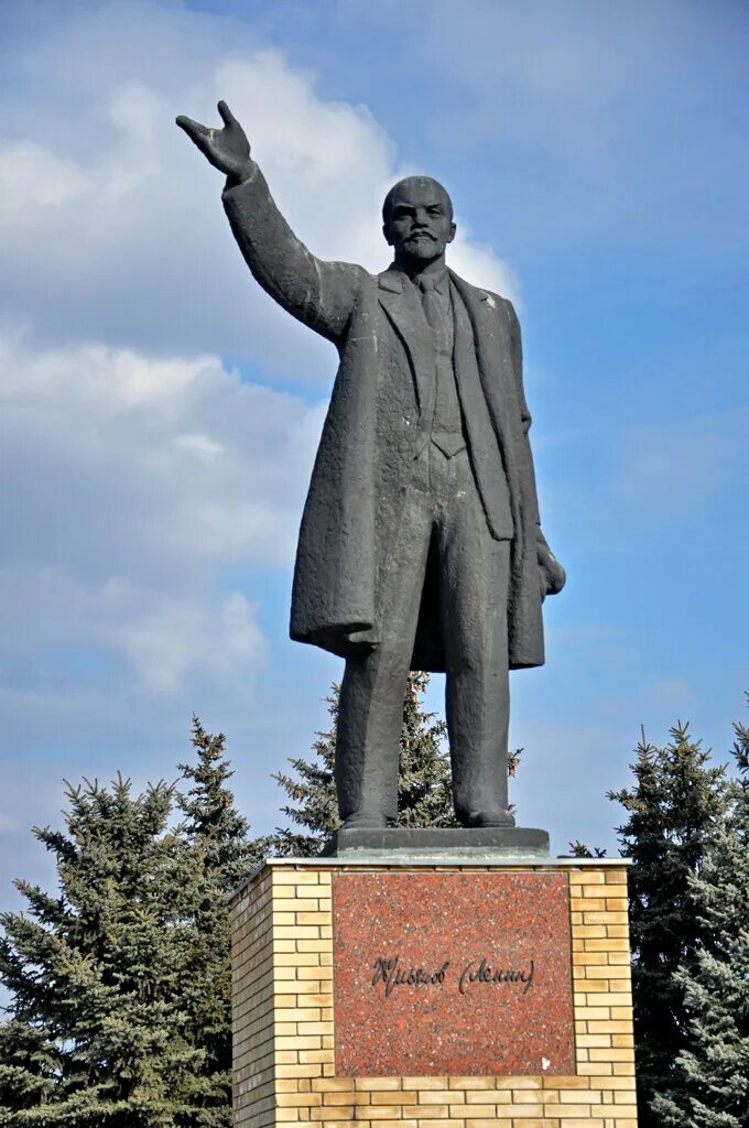 Памятник Ленину сбоку. Памятник Ленину с переди.