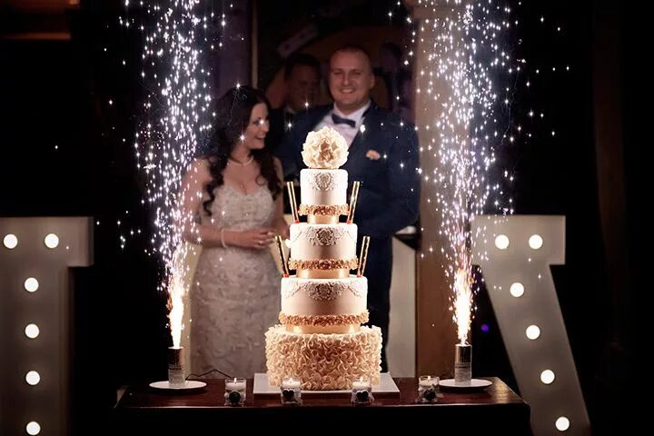 Свадебный торт-фонтан.. Фонтан холодный на торт. Фонтаны на торт на свадьбу. Эффектная подача свадебного торта. Выносят торт