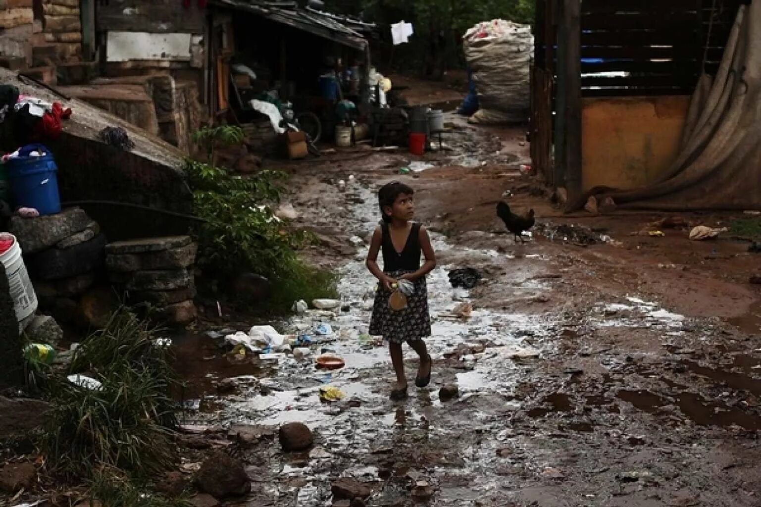 Жизнь в бедных странах. Сьерра Леоне трущобы. Гондурас фавелы. Филиппины Фавела. Сьерра Леоне девушки трущобы.