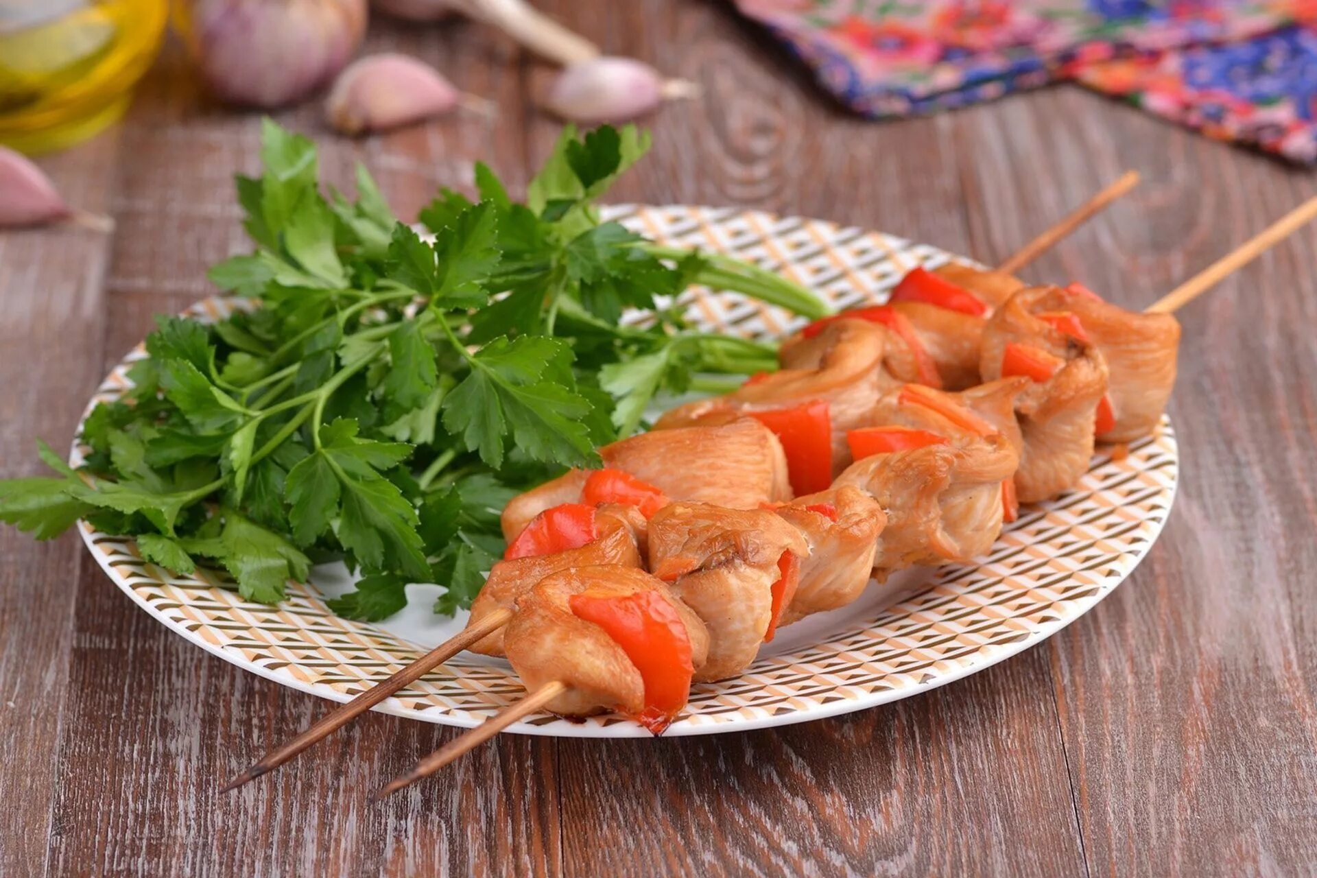 Шашлык из куриной грудки рецепт. Гарнир к куриному шашлыку. куриные шашлычки с гарниром. соус к куриному шашлыку. куриный шашлык с рисом.