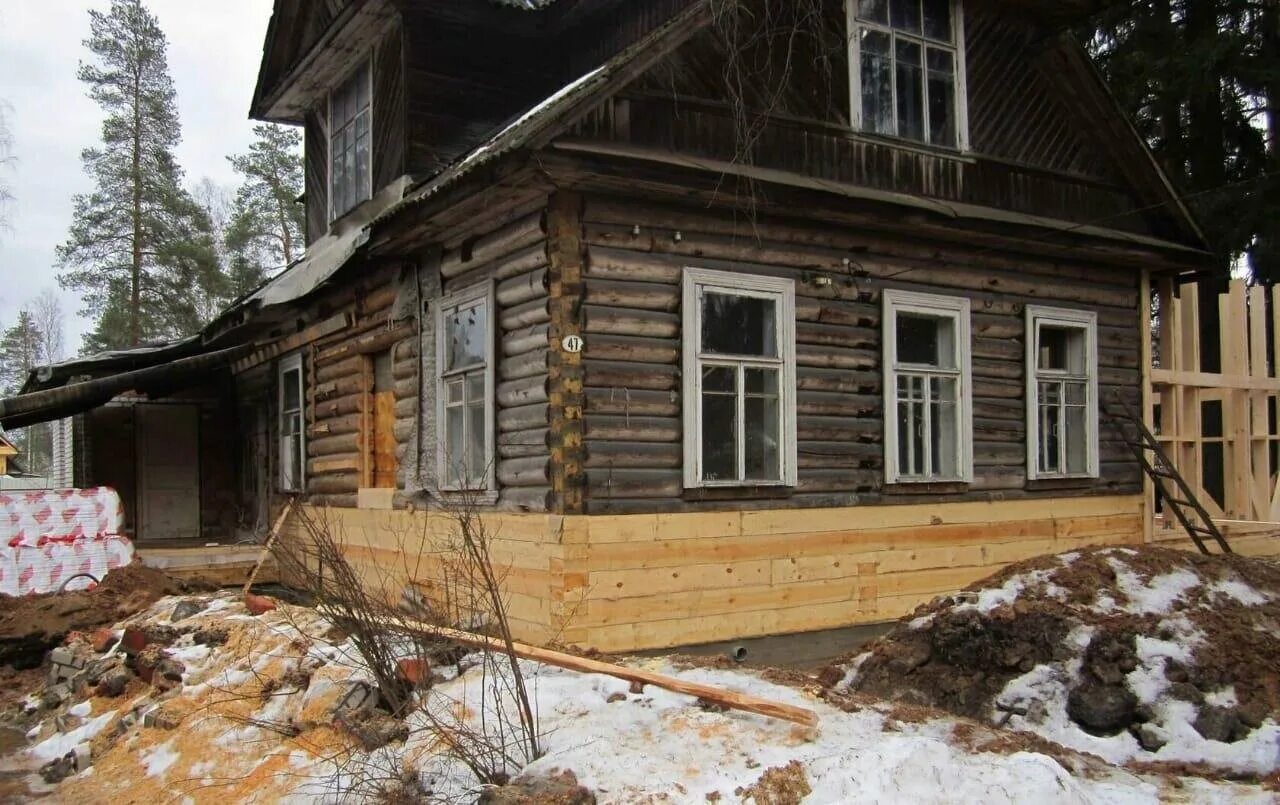 Поднимаем дом с земли. Старый деревянный дом. Отреставрированный деревянный дом. Реконструкция деревянных домов. Реставрируем старый деревянный дом.