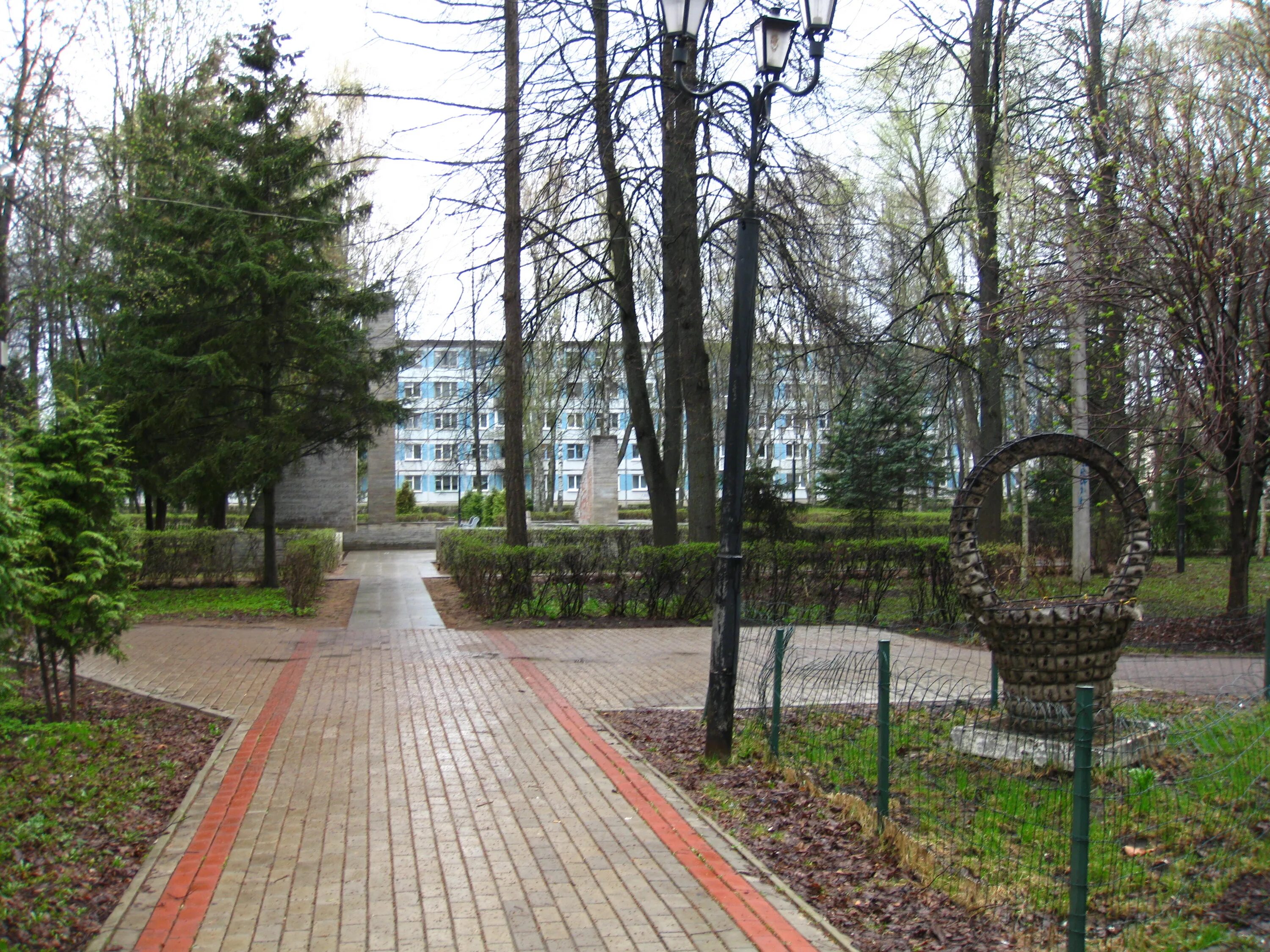 Старая русса санаторий территория. Курортный парк старая русса. Парк победы аллея героев. Русс парк. Курортный парк старая русса.