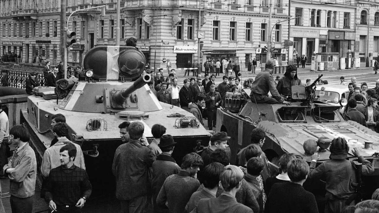 Введение в чехословакию. Танки в Праге 1968. Операция Дунай Прага 1968. Прага август 1968. Операция «Дунай». Чехословакия, 1968 год..